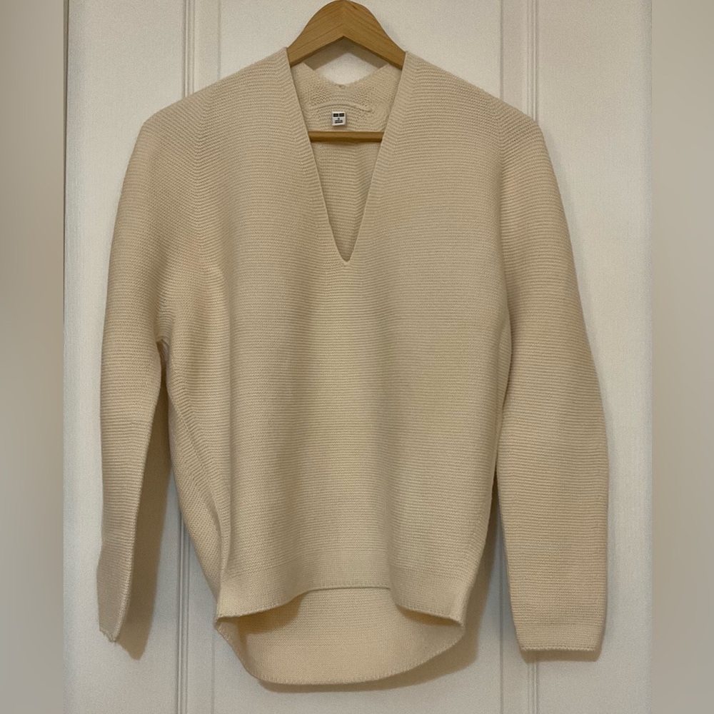Uniqlo Women's V-Neck 3D cotton Sweater in off white, Small - Picture 1 of 5